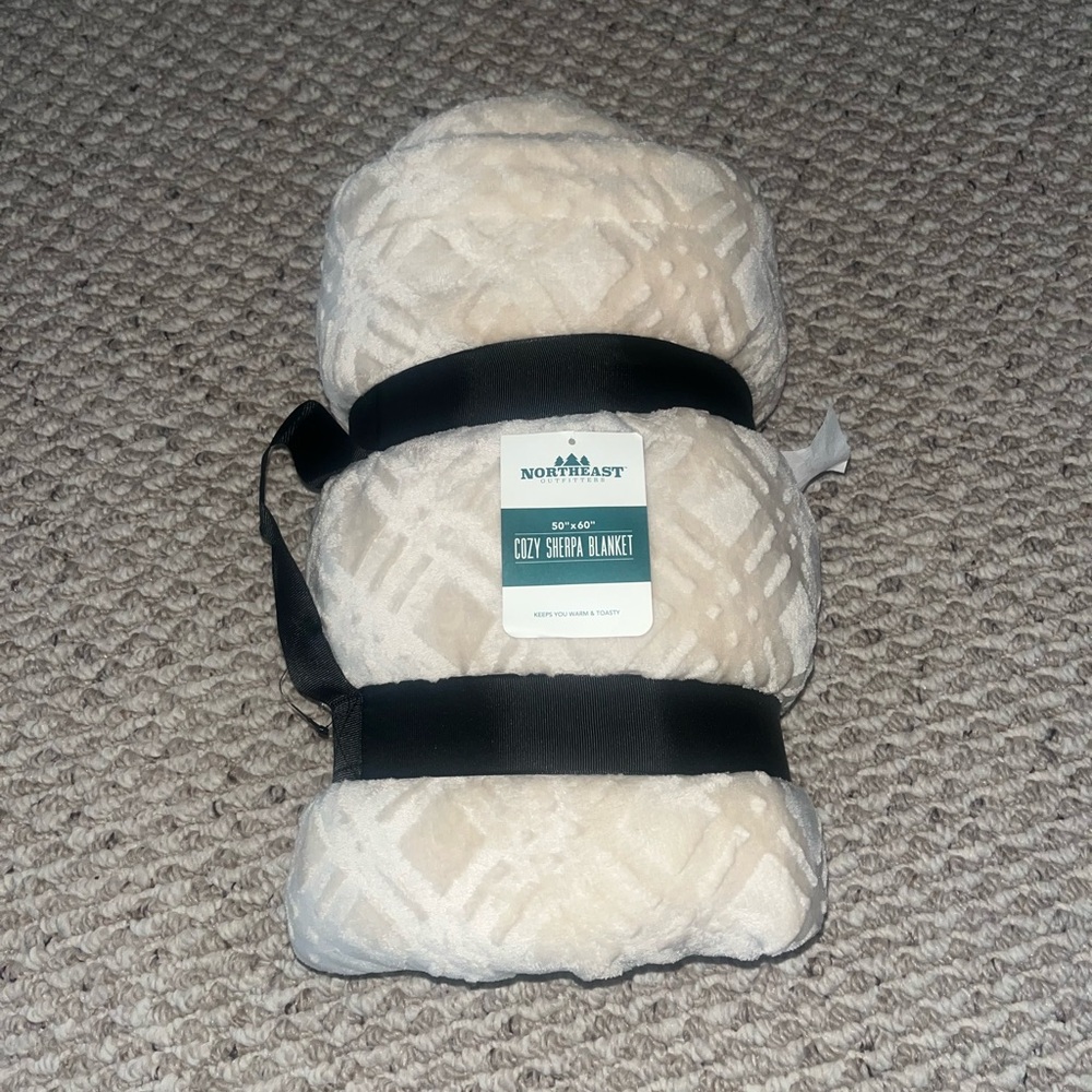 Northeast Outfitters Cozy Sherpa Blanket in Oat Milk